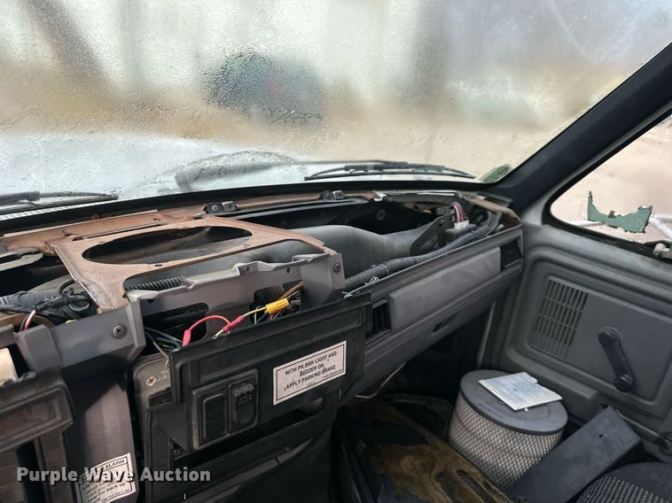 image for item LH9037 1999 Ford F800  box truck