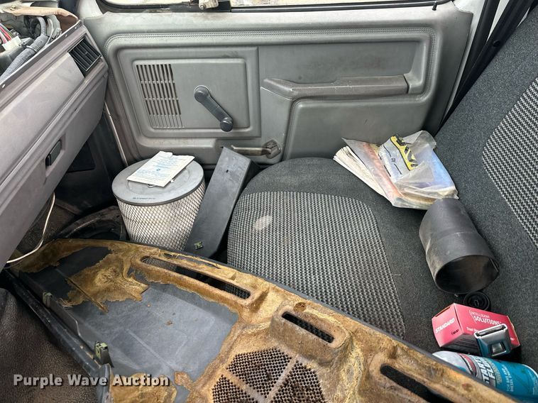 image for item LH9037 1999 Ford F800  box truck