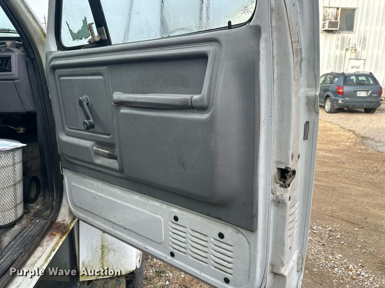 image for item LH9037 1999 Ford F800  box truck