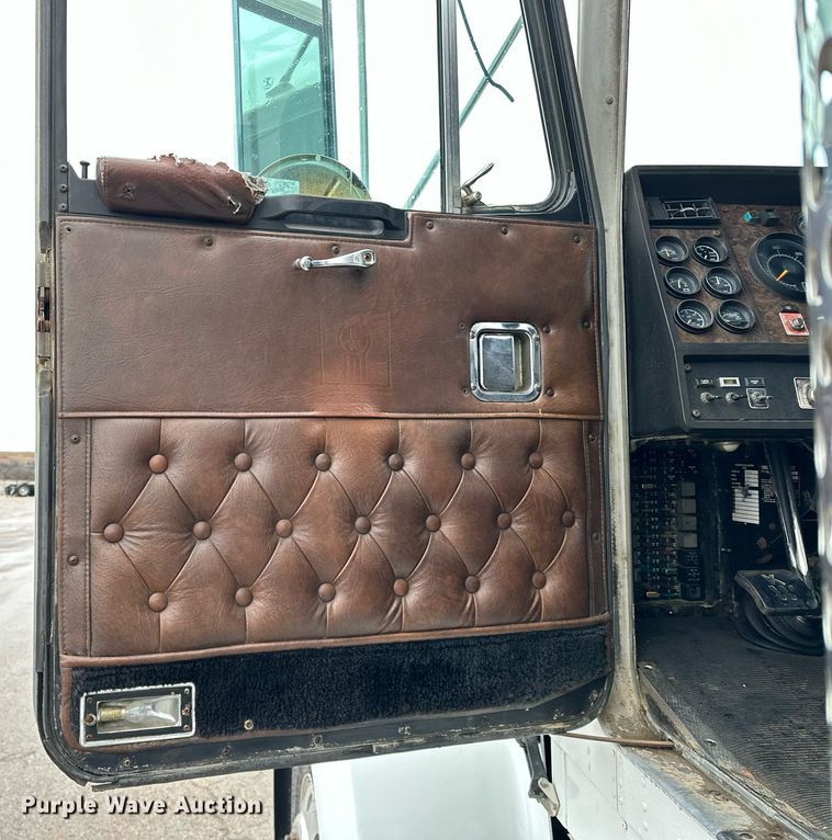 image for item LK9741 1987 Kenworth W900  semi truck