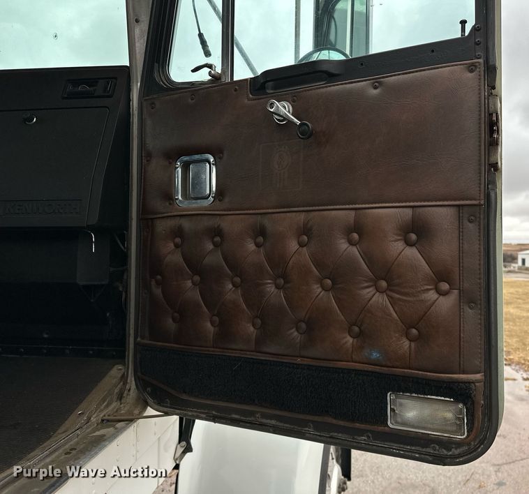 image for item LK9741 1987 Kenworth W900  semi truck