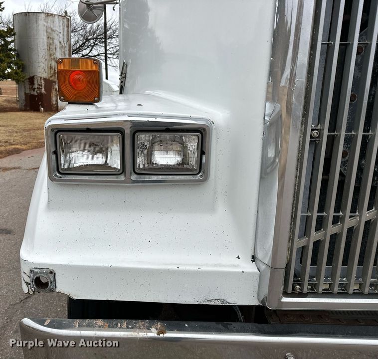 image for item LK9742 1986 Volvo White  semi truck