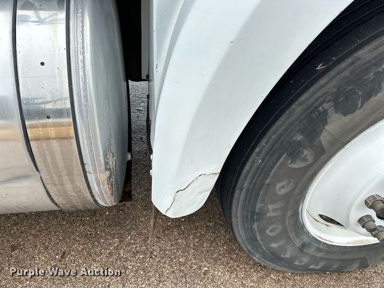 image for item LK9742 1986 Volvo White  semi truck