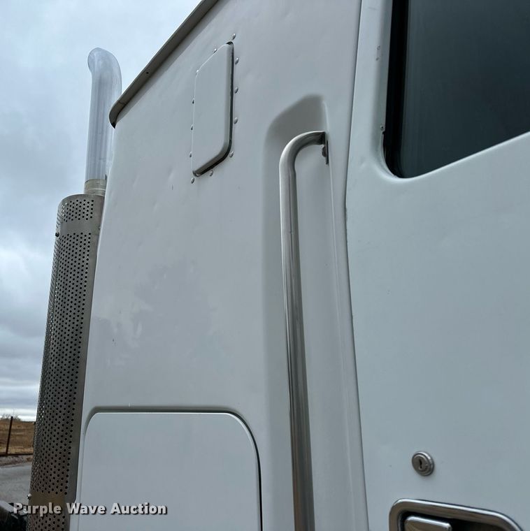image for item LK9742 1986 Volvo White  semi truck