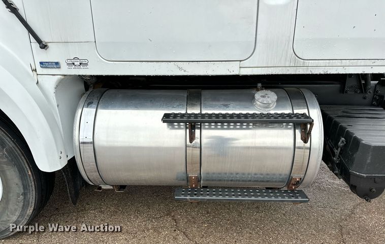 image for item LK9742 1986 Volvo White  semi truck