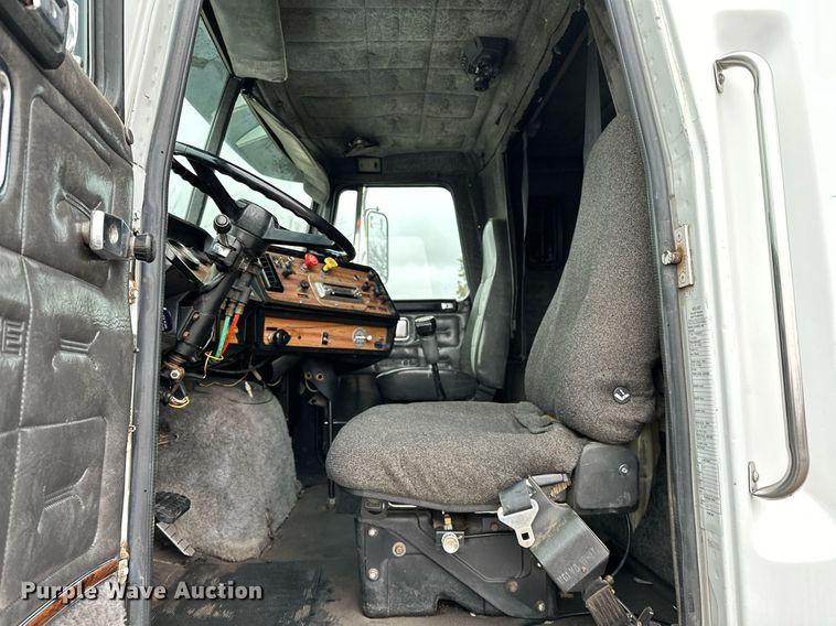 image for item LK9742 1986 Volvo White  semi truck