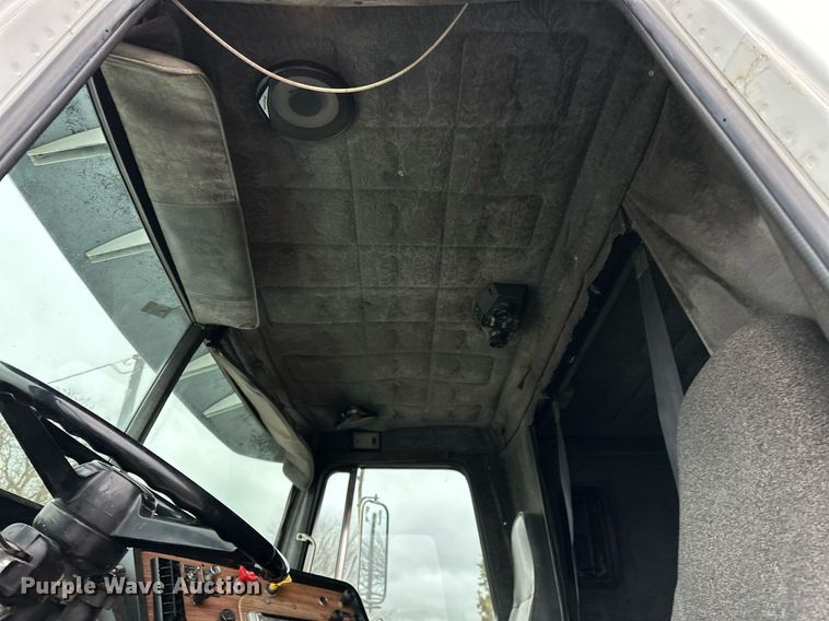 image for item LK9742 1986 Volvo White  semi truck