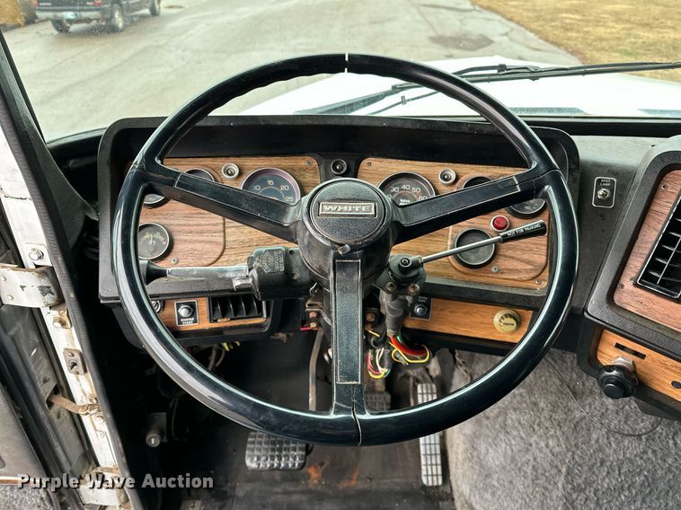 image for item LK9742 1986 Volvo White  semi truck