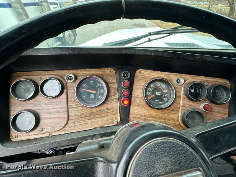 image for item LK9742 1986 Volvo White  semi truck