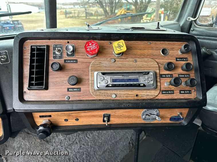 image for item LK9742 1986 Volvo White  semi truck