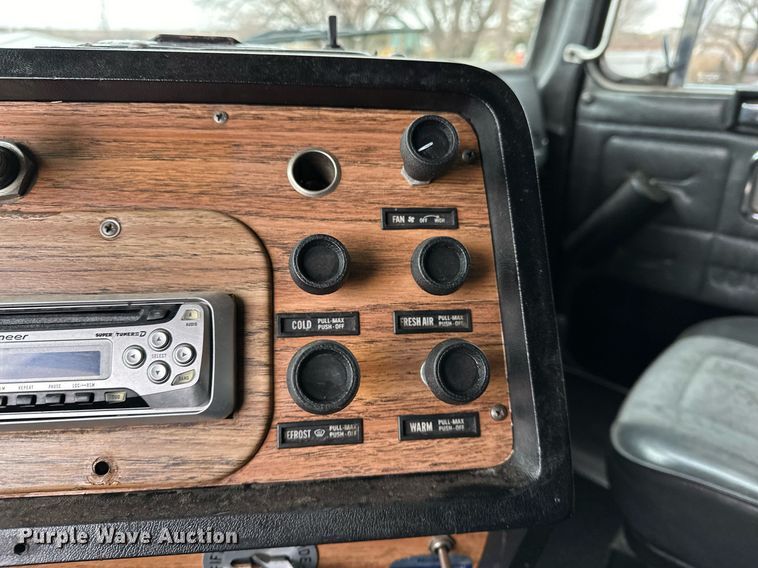 image for item LK9742 1986 Volvo White  semi truck