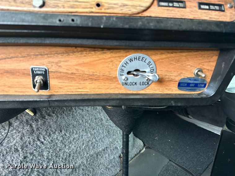 image for item LK9742 1986 Volvo White  semi truck