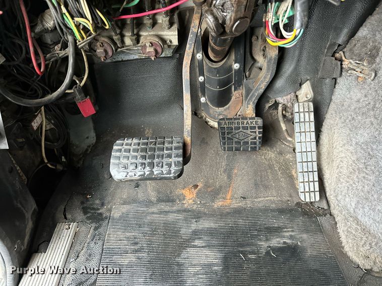 image for item LK9742 1986 Volvo White  semi truck