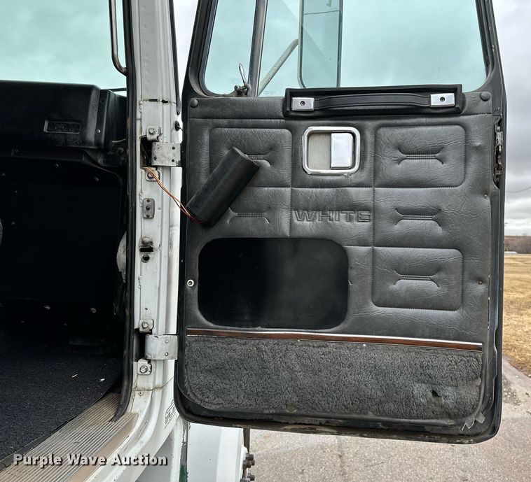 image for item LK9742 1986 Volvo White  semi truck