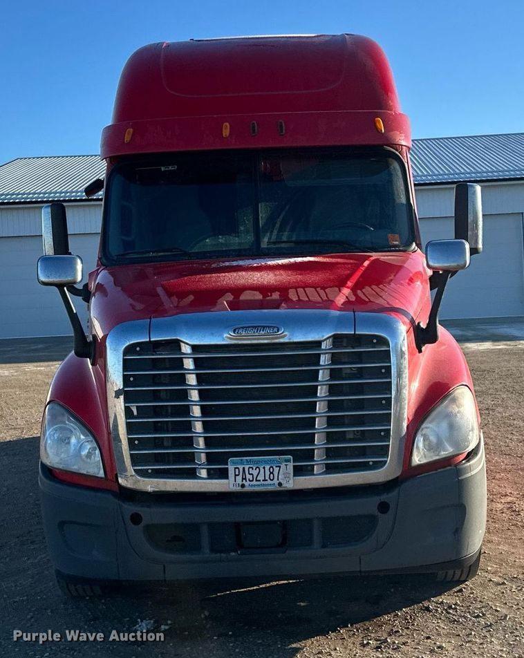 image for item LO9436 2014 Freightliner Cascadia  semi truck