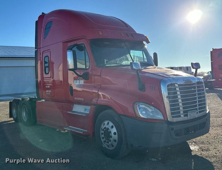 image for item LO9436 2014 Freightliner Cascadia  semi truck