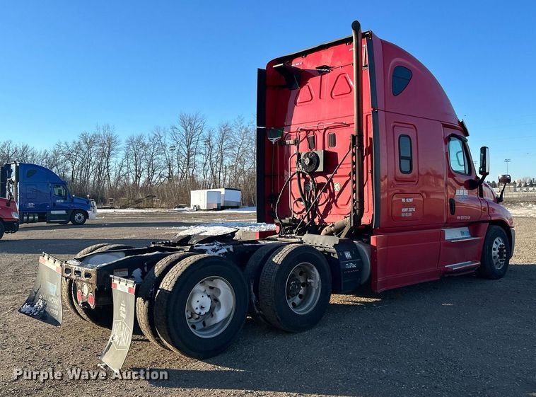 image for item LO9436 2014 Freightliner Cascadia  semi truck