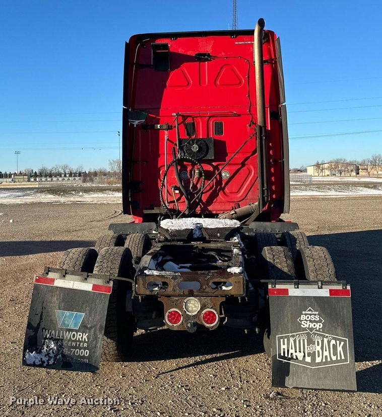 image for item LO9436 2014 Freightliner Cascadia  semi truck