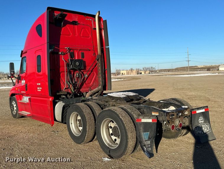 image for item LO9436 2014 Freightliner Cascadia  semi truck