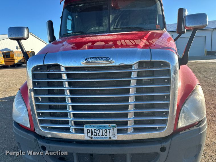 image for item LO9436 2014 Freightliner Cascadia  semi truck