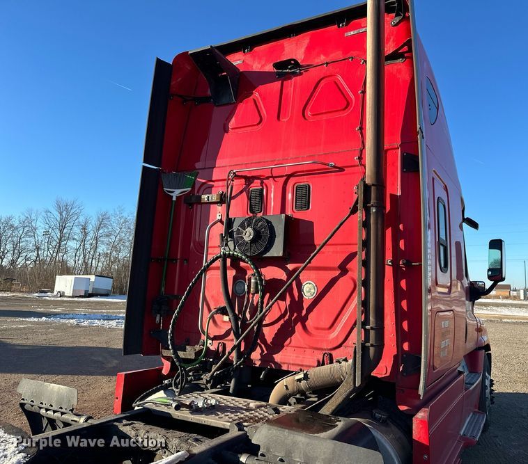 image for item LO9436 2014 Freightliner Cascadia  semi truck