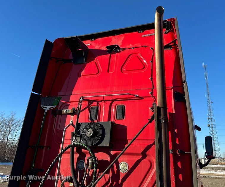 image for item LO9436 2014 Freightliner Cascadia  semi truck