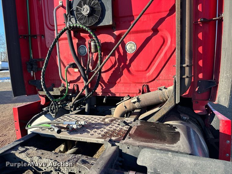 image for item LO9436 2014 Freightliner Cascadia  semi truck