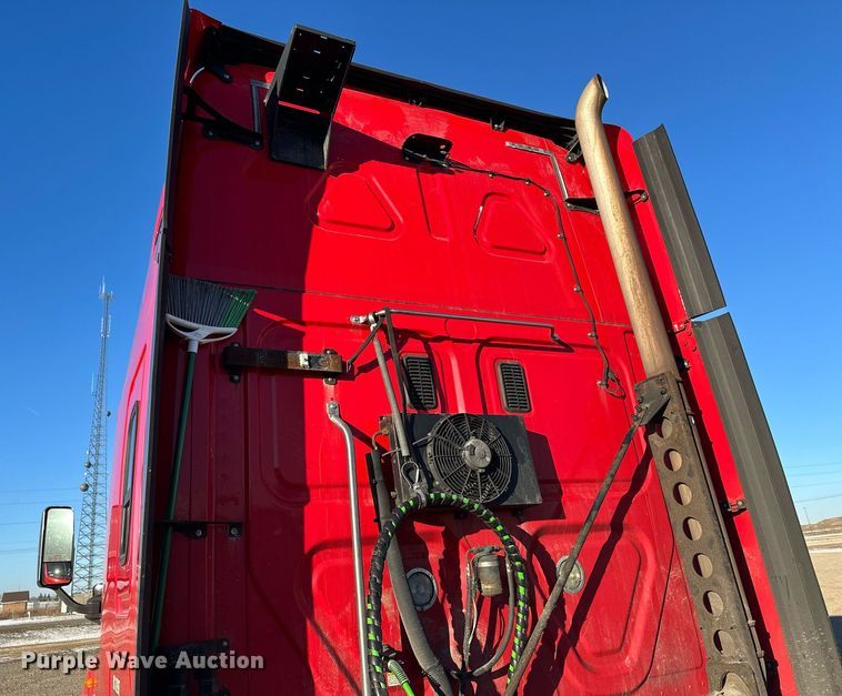 image for item LO9436 2014 Freightliner Cascadia  semi truck