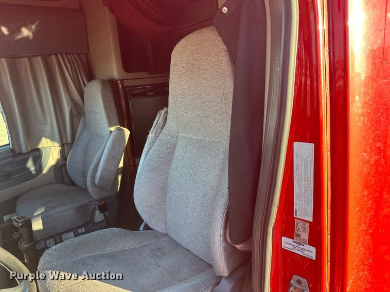 image for item LO9436 2014 Freightliner Cascadia  semi truck