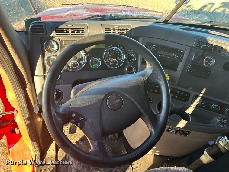 image for item LO9436 2014 Freightliner Cascadia  semi truck