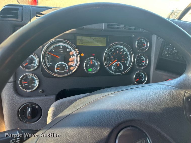 image for item LO9436 2014 Freightliner Cascadia  semi truck