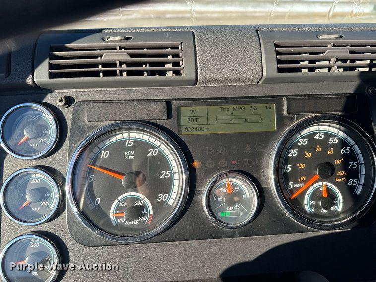 image for item LO9436 2014 Freightliner Cascadia  semi truck