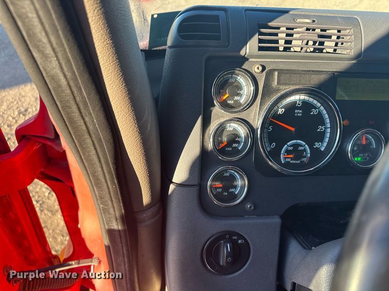 image for item LO9436 2014 Freightliner Cascadia  semi truck