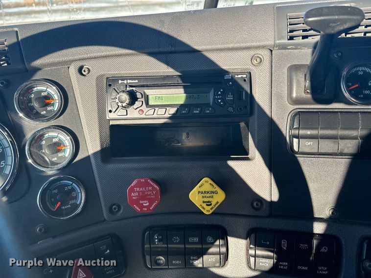 image for item LO9436 2014 Freightliner Cascadia  semi truck