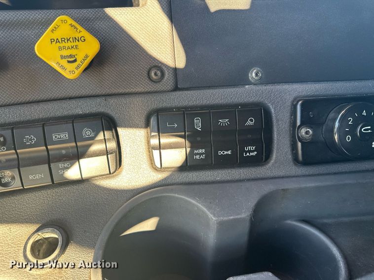 image for item LO9436 2014 Freightliner Cascadia  semi truck