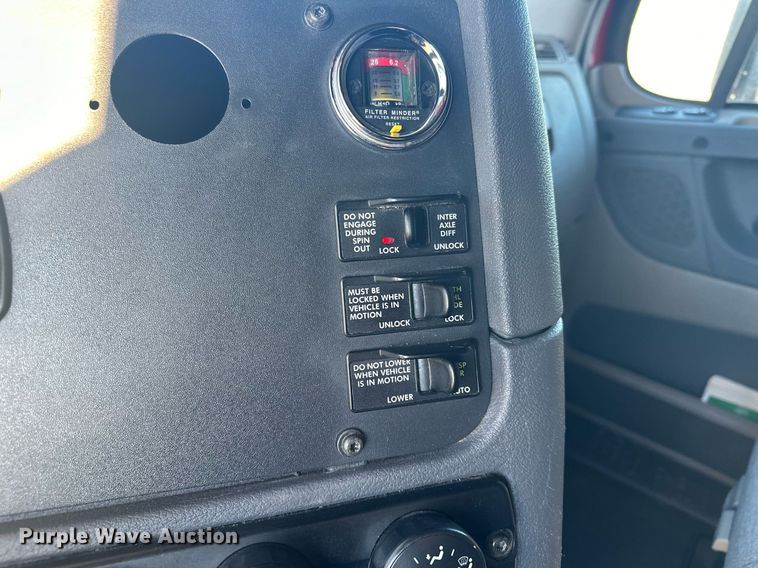 image for item LO9436 2014 Freightliner Cascadia  semi truck