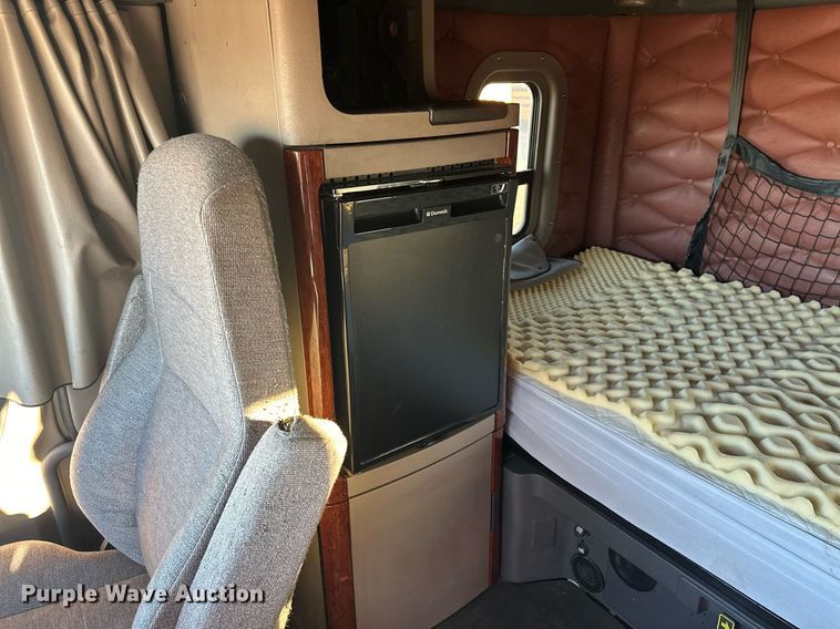 image for item LO9436 2014 Freightliner Cascadia  semi truck