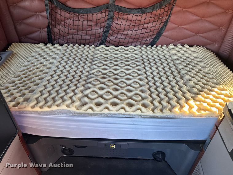 image for item LO9436 2014 Freightliner Cascadia  semi truck