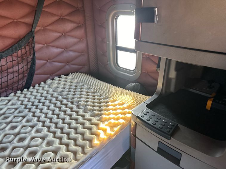 image for item LO9436 2014 Freightliner Cascadia  semi truck