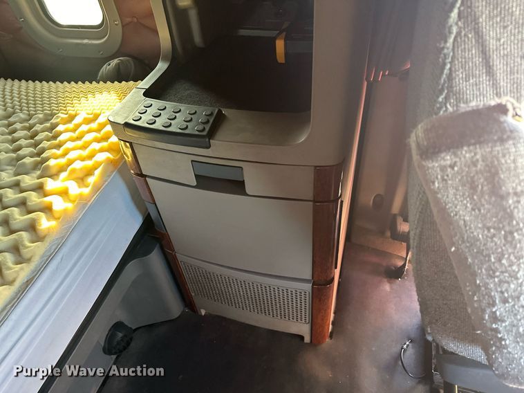 image for item LO9436 2014 Freightliner Cascadia  semi truck