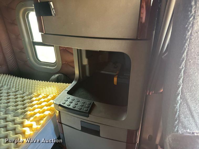 image for item LO9436 2014 Freightliner Cascadia  semi truck