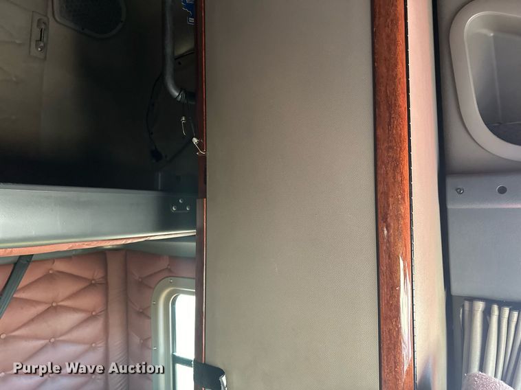 image for item LO9436 2014 Freightliner Cascadia  semi truck