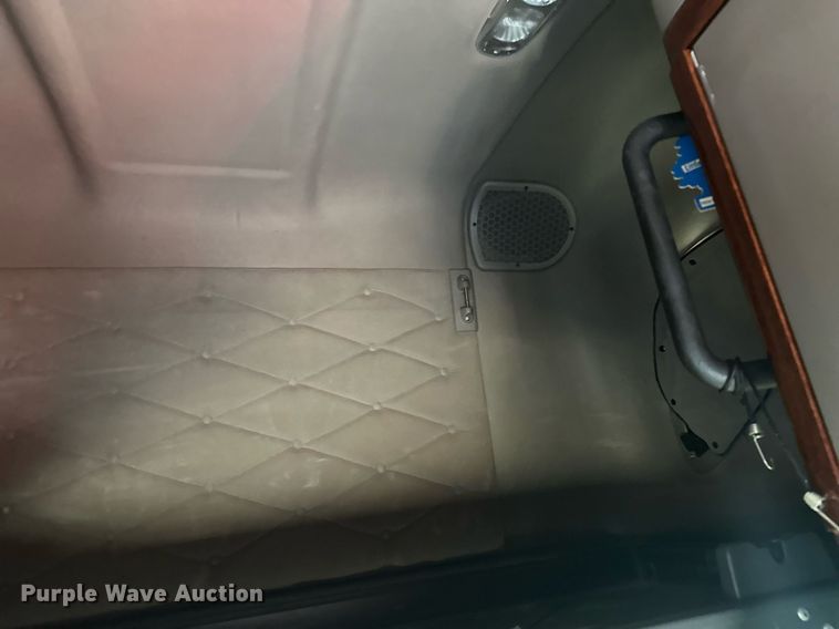 image for item LO9436 2014 Freightliner Cascadia  semi truck