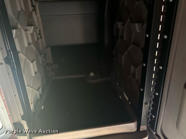 image for item LO9436 2014 Freightliner Cascadia  semi truck