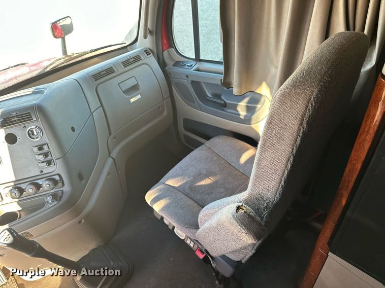 image for item LO9436 2014 Freightliner Cascadia  semi truck