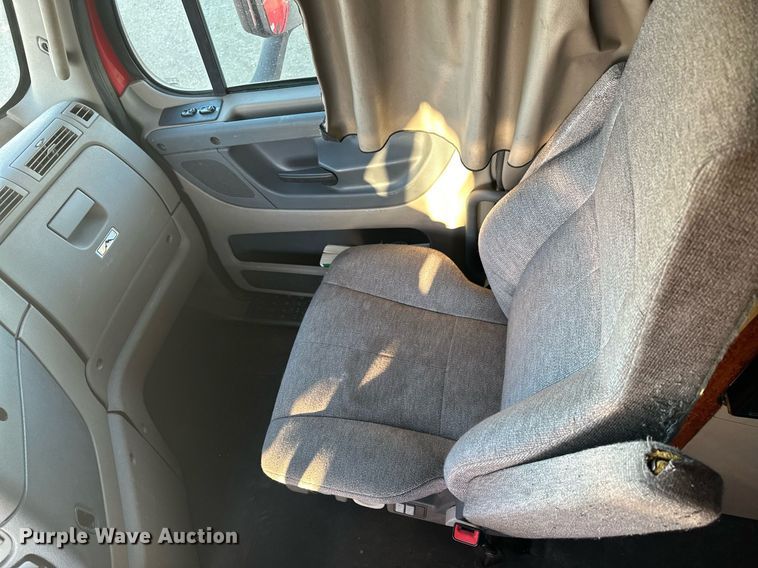 image for item LO9436 2014 Freightliner Cascadia  semi truck