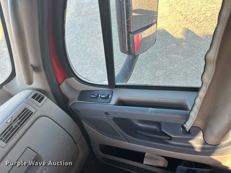 image for item LO9436 2014 Freightliner Cascadia  semi truck