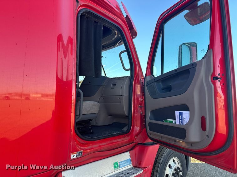 image for item LO9436 2014 Freightliner Cascadia  semi truck