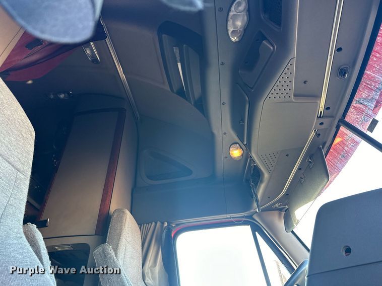 image for item LO9436 2014 Freightliner Cascadia  semi truck