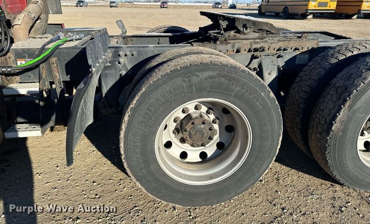 image for item LO9436 2014 Freightliner Cascadia  semi truck